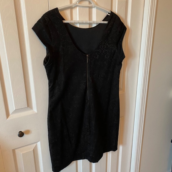 🖤 Brocade patterned mini dress with embellished neck, cap sleeve - EXC condition - Picture 4 of 8